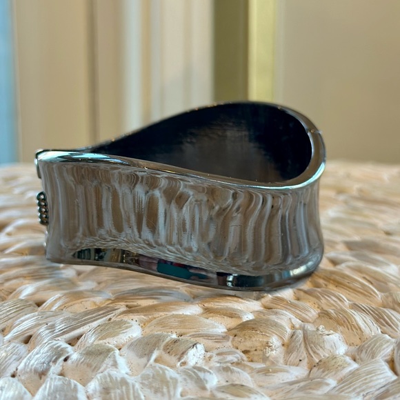 Express Shiny Curvy Thick Gun Metal Hinge Bangle Bracelet - Picture 3 of 5